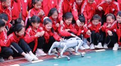 <b>麒麟小学校长余多正在采访</b> 